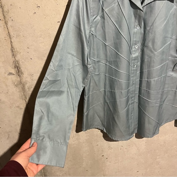 WinterSilks NWT Women’s Blouse Medium Blue Silk Blend Starburst Seam Work Wear - Picture 4 of 9